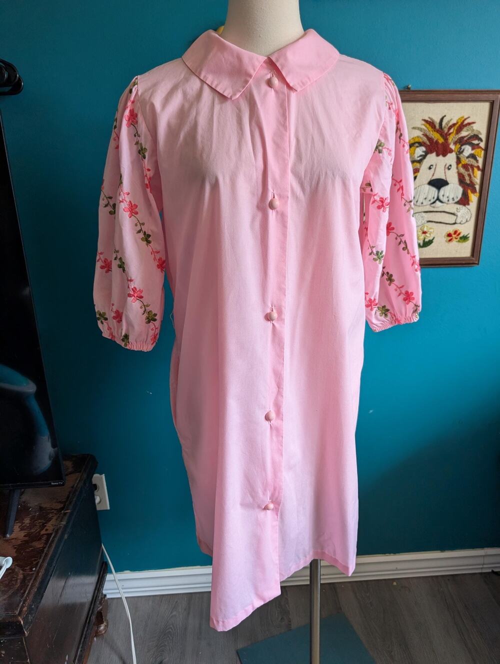 Vintage 60s embroidered sleeve house dress with pocket in pink